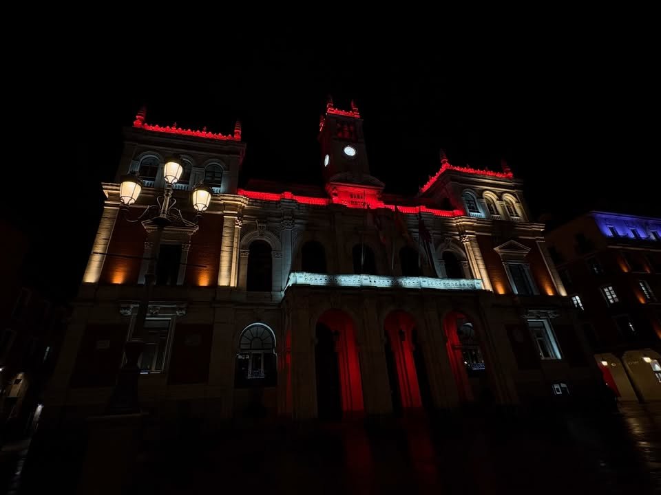 Imagen de la iluminación del ayuntamiento de Valladolid